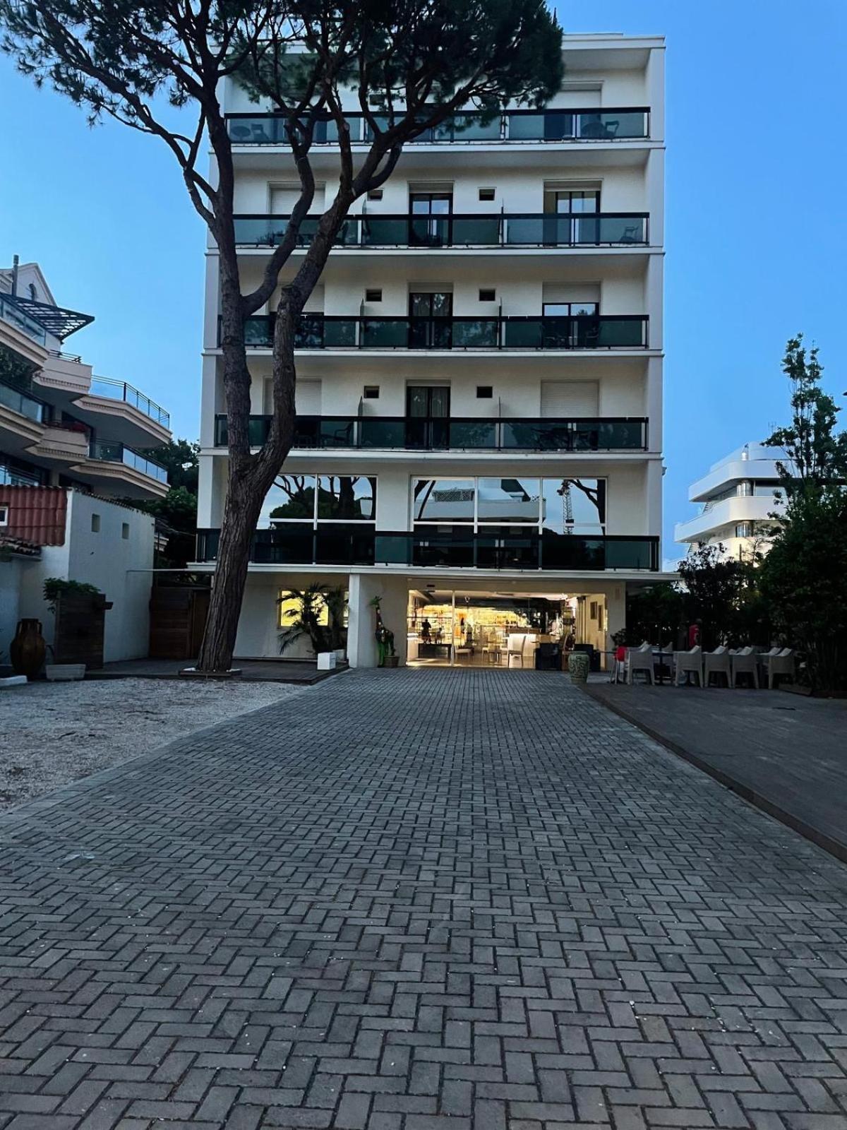 Carlton Hotel 3*